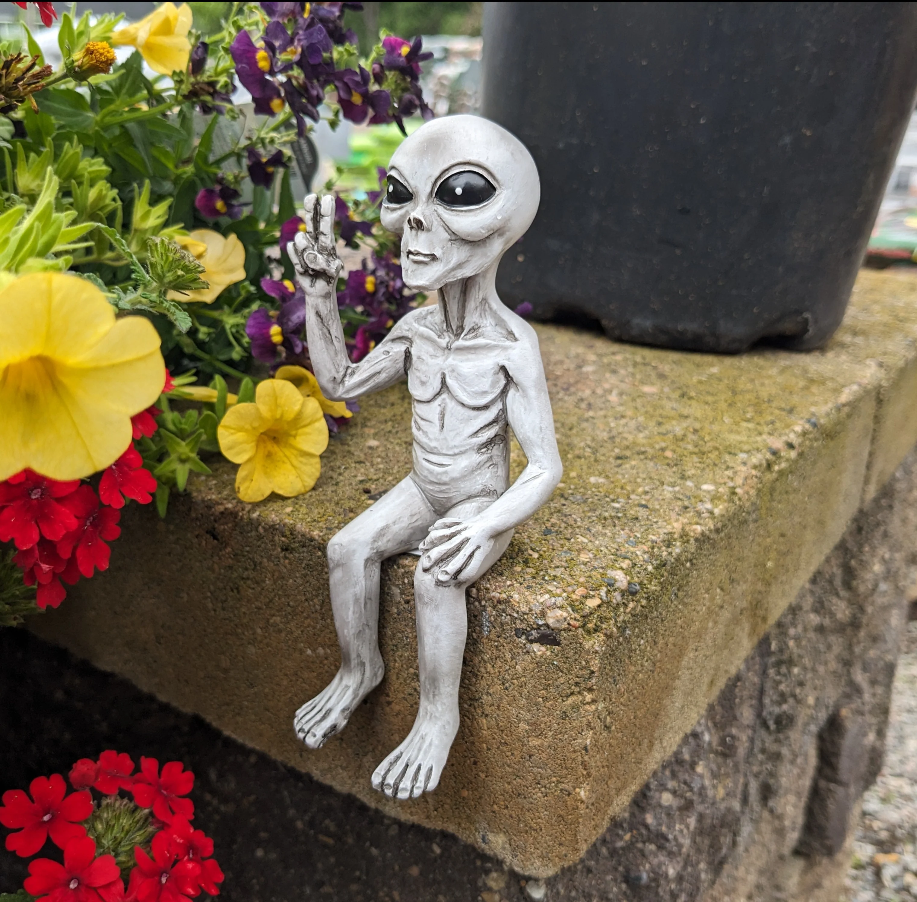 Mini Alien Shelf Sitter - Image 3