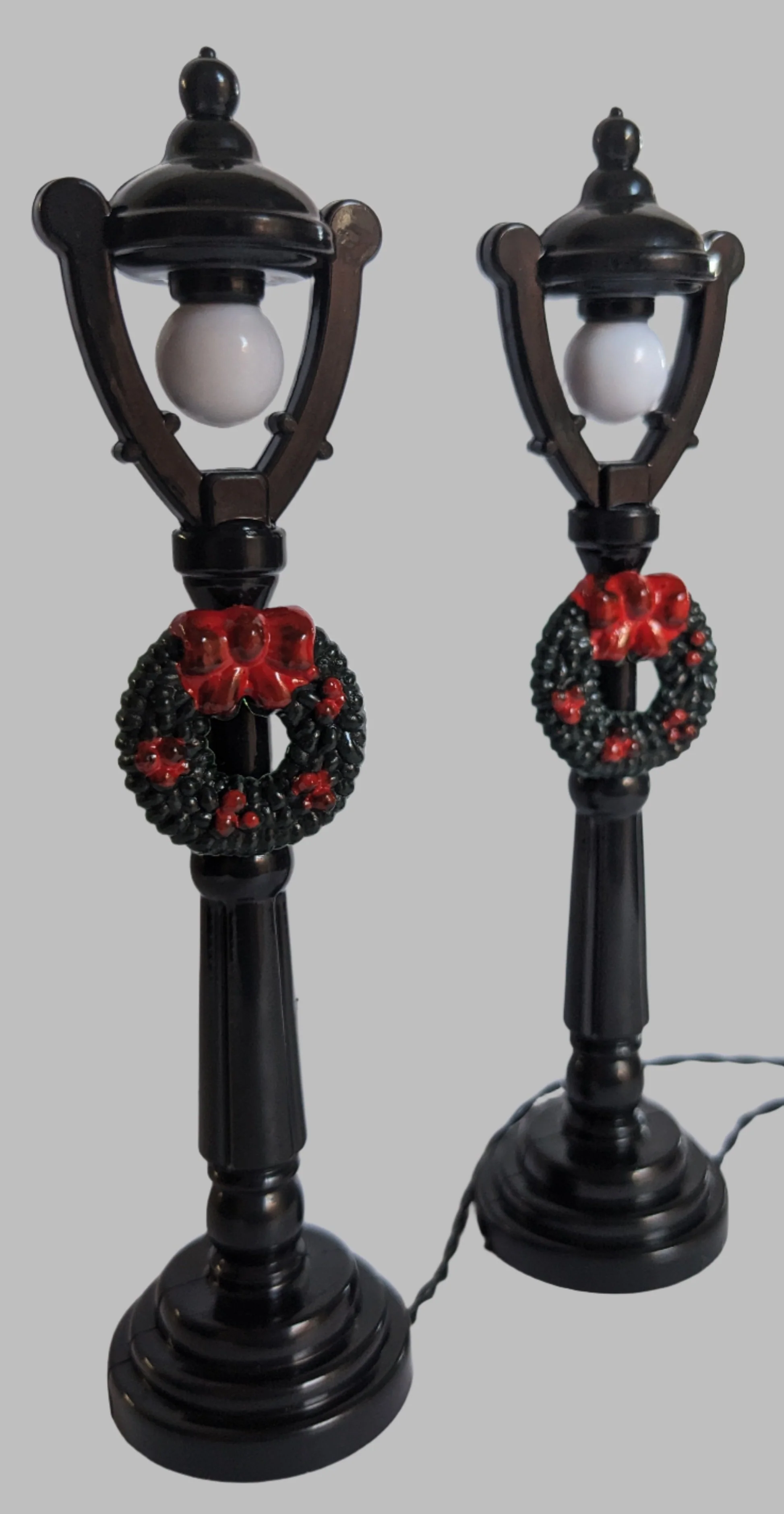 LED Black Lamp Post With Wreath - Image 2